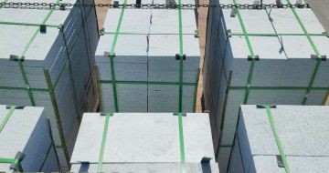 鹤岗 芝麻白花岗岩5公分地铺石 花岗岩厂家工厂装车日常