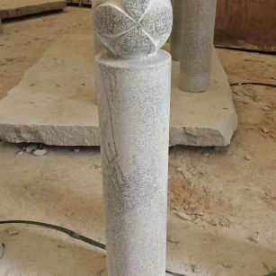 鹤岗 芝麻白花岗岩石材挡车石柱、停车柱、圆柱挡车柱、方柱挡车柱等