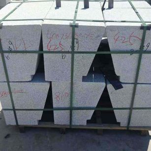 鹤岗 芝麻白异形坐凳，石凳