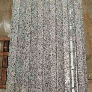 鹤岗 芝麻白花岗岩荔枝面雕刻盲道，盲条