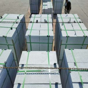 鹤岗 芝麻白花岗岩5公分地铺石 花岗岩厂家工厂装车日常