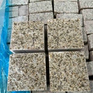 鹤岗 黄金麻花岗岩自然面小方块，弹石，马蹄石等