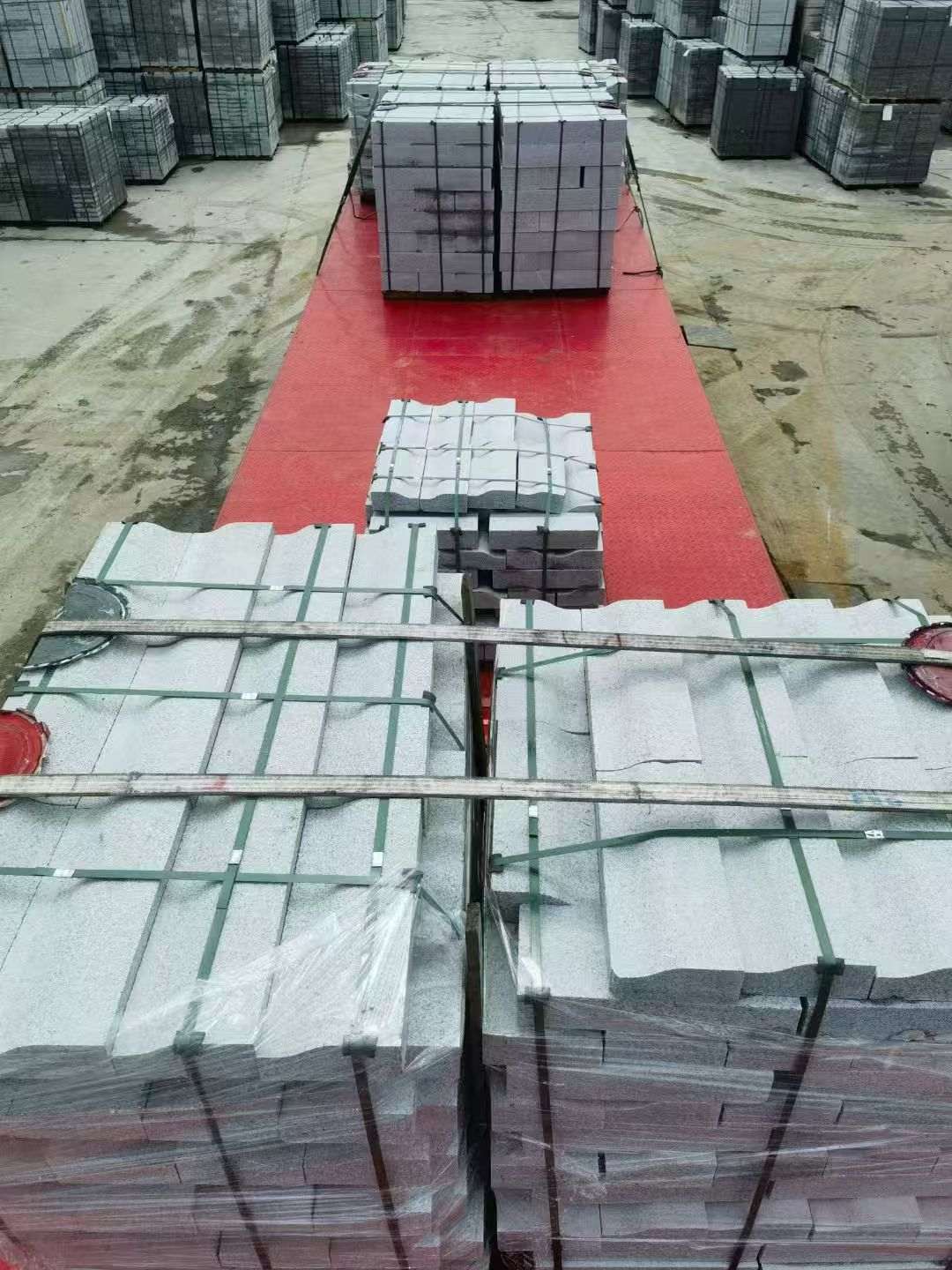 鹤岗 芝麻白仿形加直形路沿石出货日常