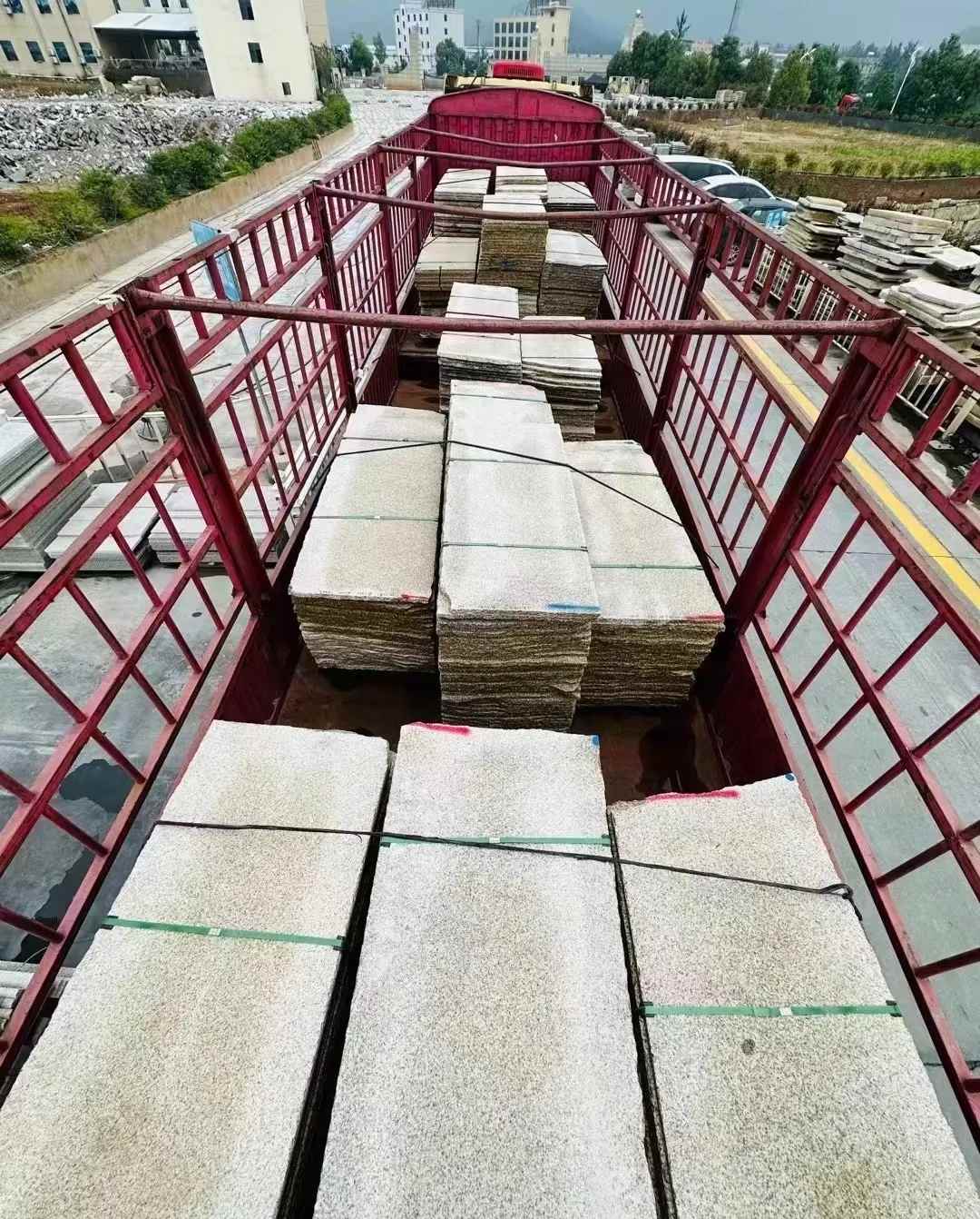 鹤岗 黄金麻花岗岩荔枝面，光面毛板装车完成