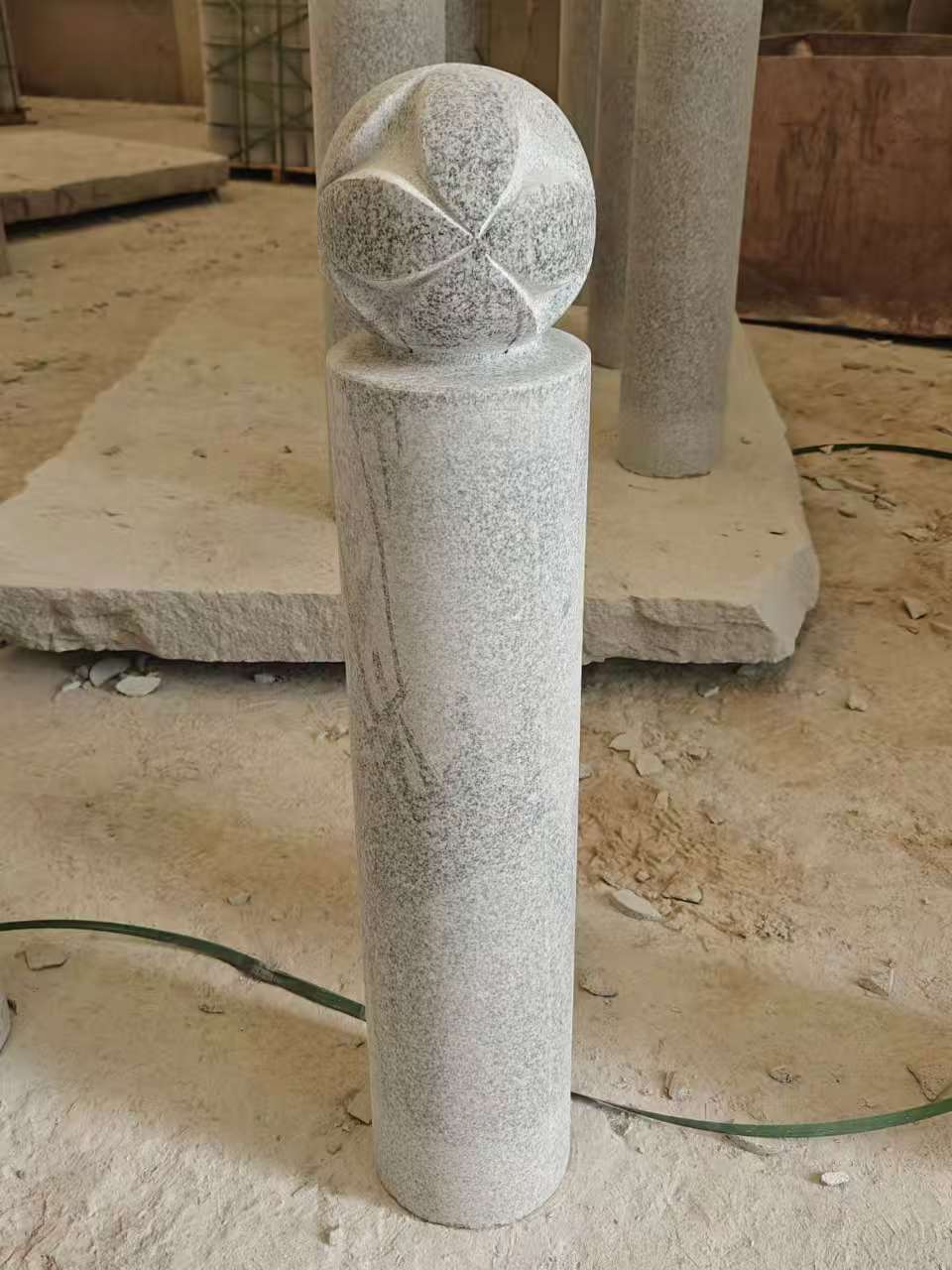 鹤岗 芝麻白花岗岩石材挡车石柱、停车柱、圆柱挡车柱、方柱挡车柱等