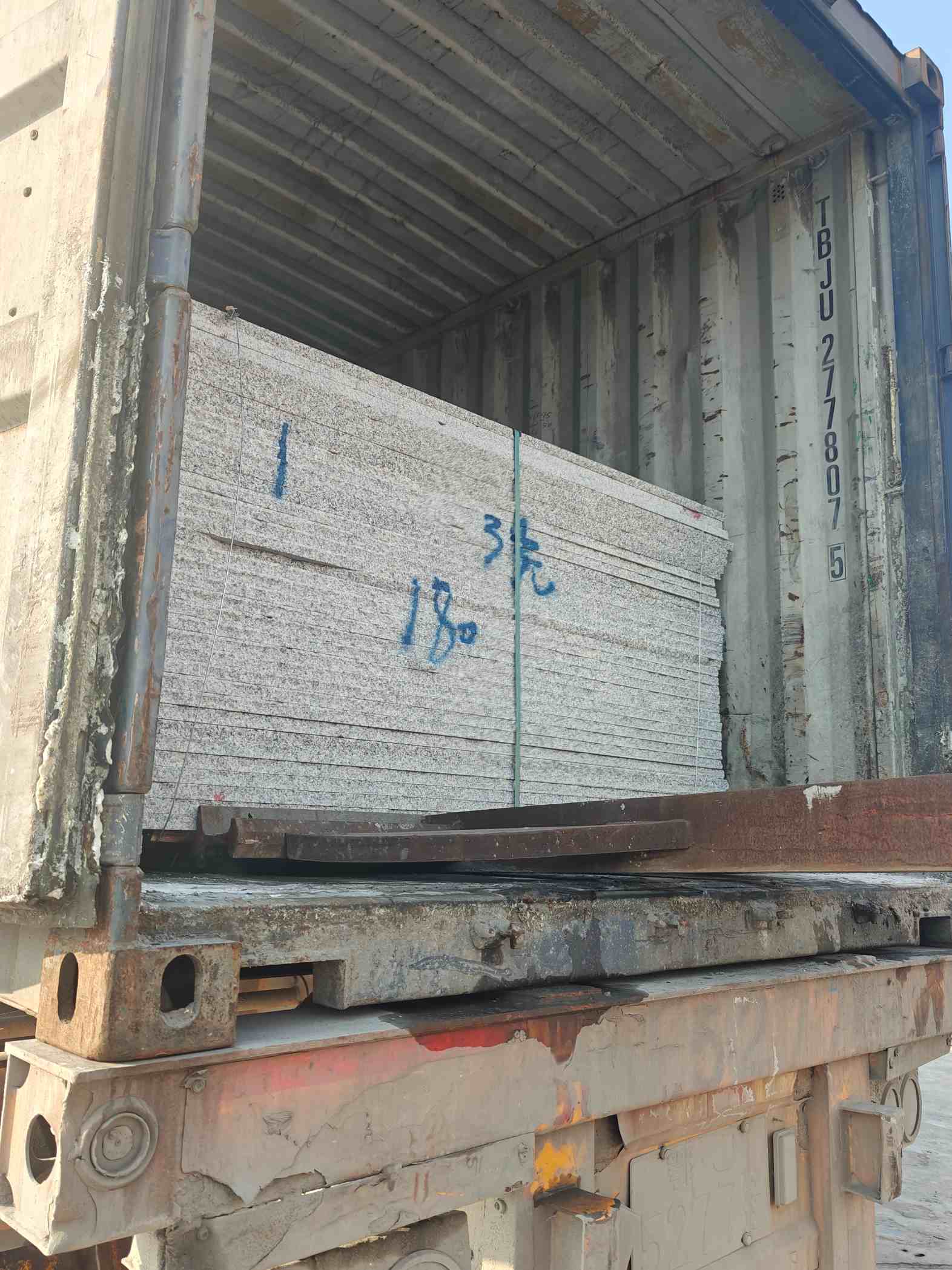 鹤岗 芝麻白花岗岩石材3.0公分光面毛板装柜出货