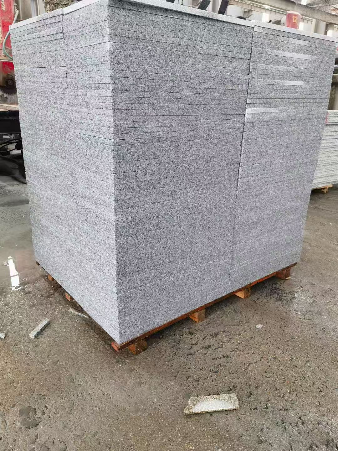 鹤岗 芝麻白火烧面1.8厚300*600地铺石，尺寸标准，厚薄均匀