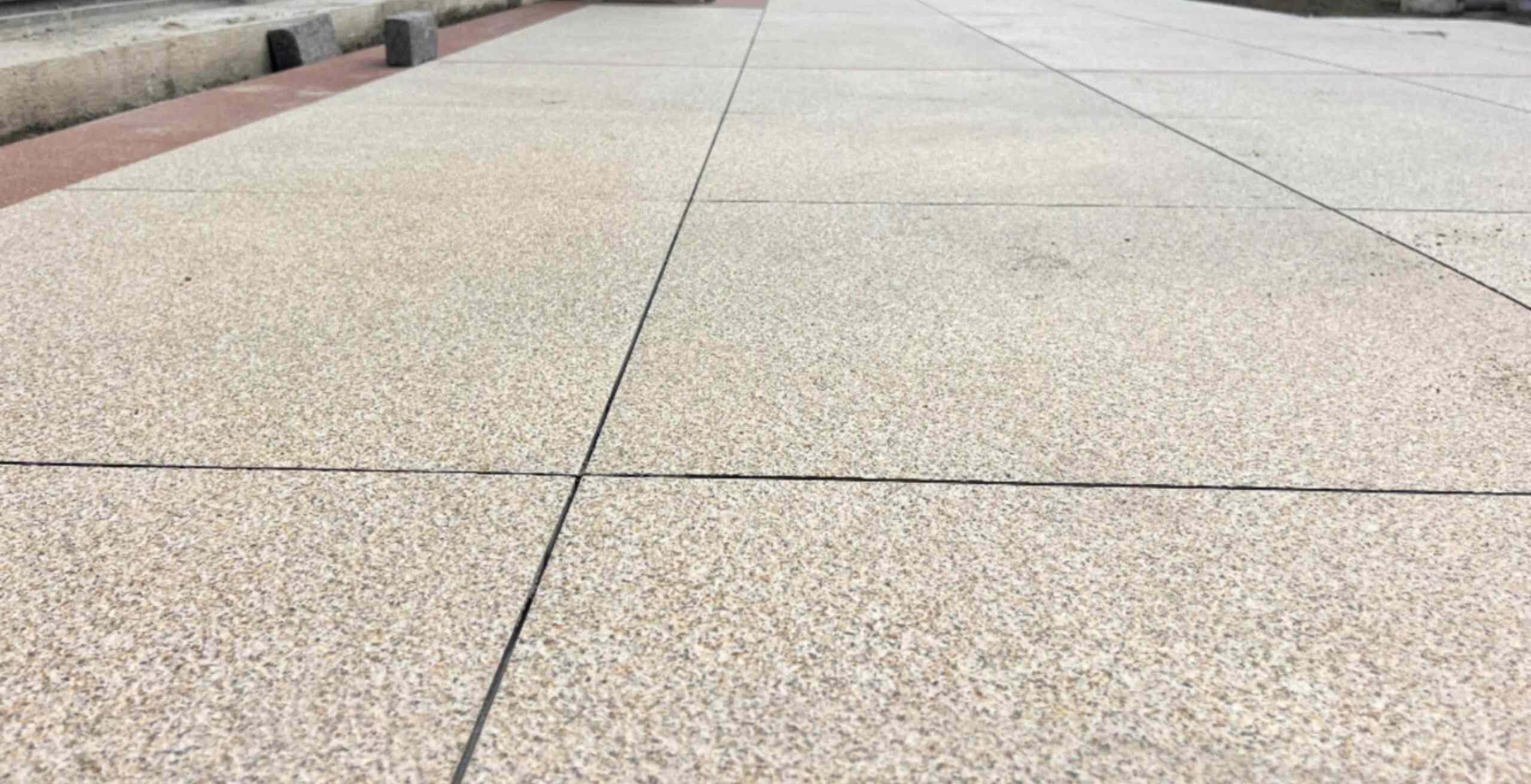 鹤岗 黄金麻花岗岩石板材荔枝面地面铺装效果