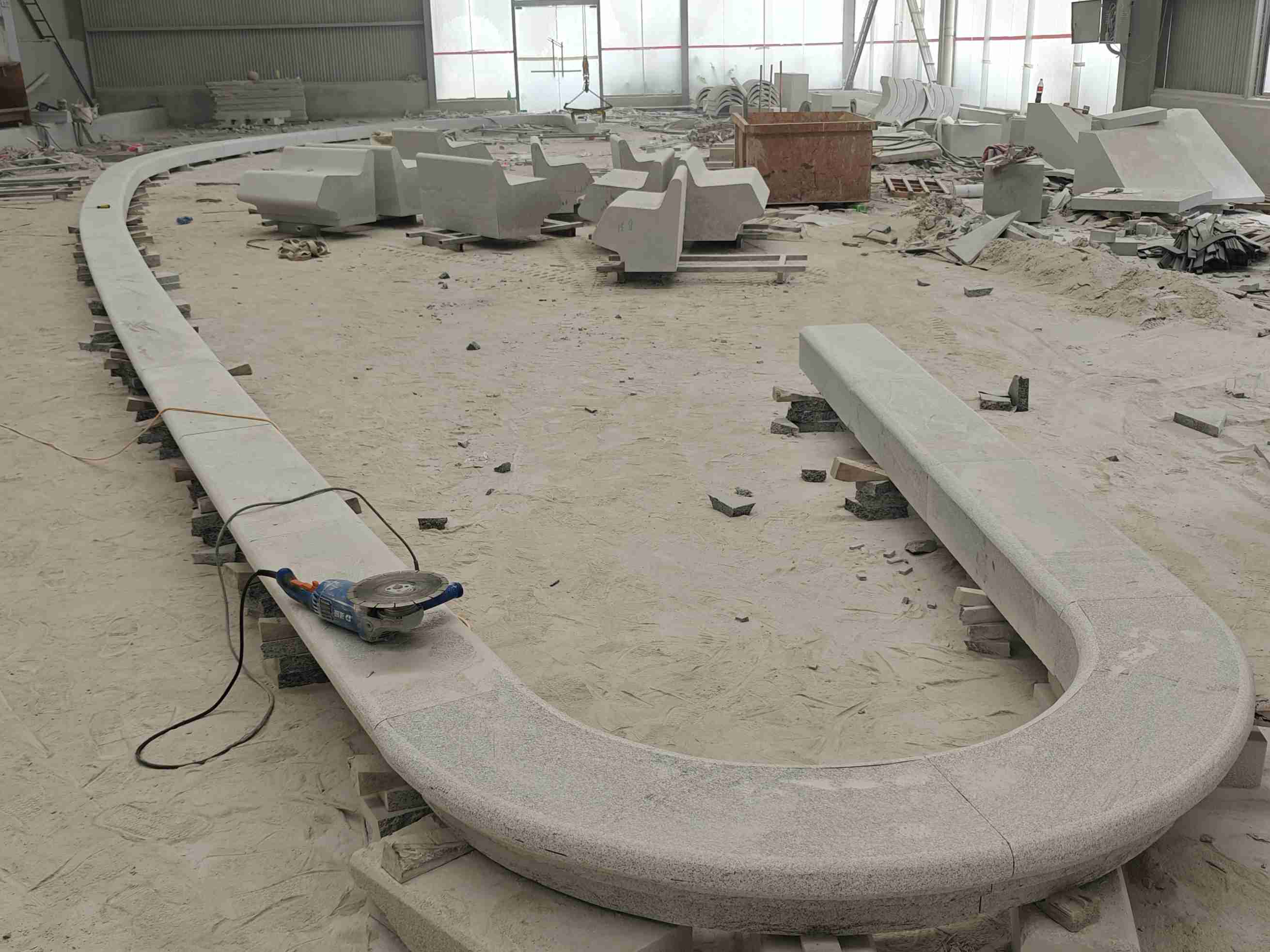 鹤岗 芝麻白花岗岩弧形花坛石，坐凳石