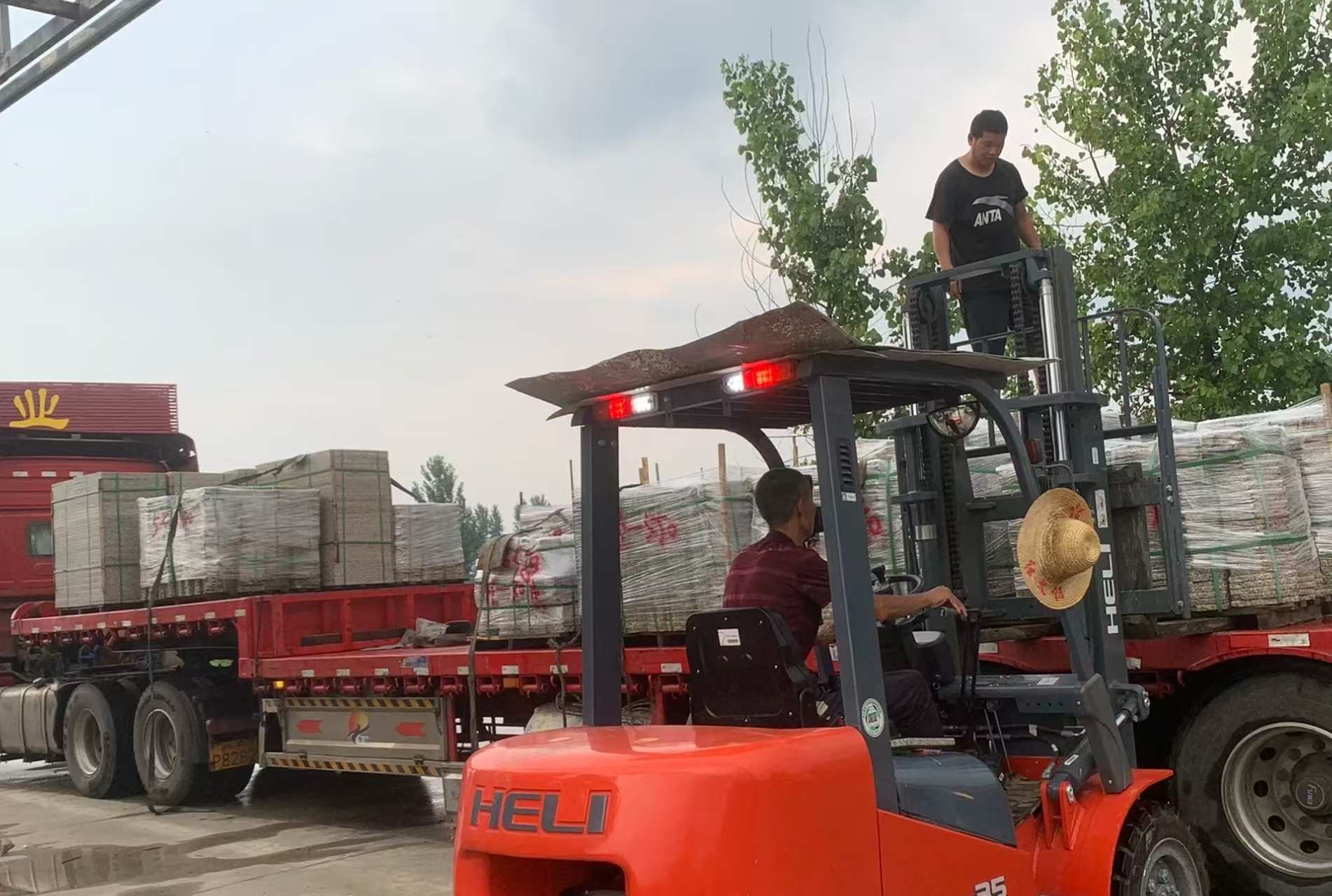 鹤岗 黄金麻冰裂纹，地铺石装车