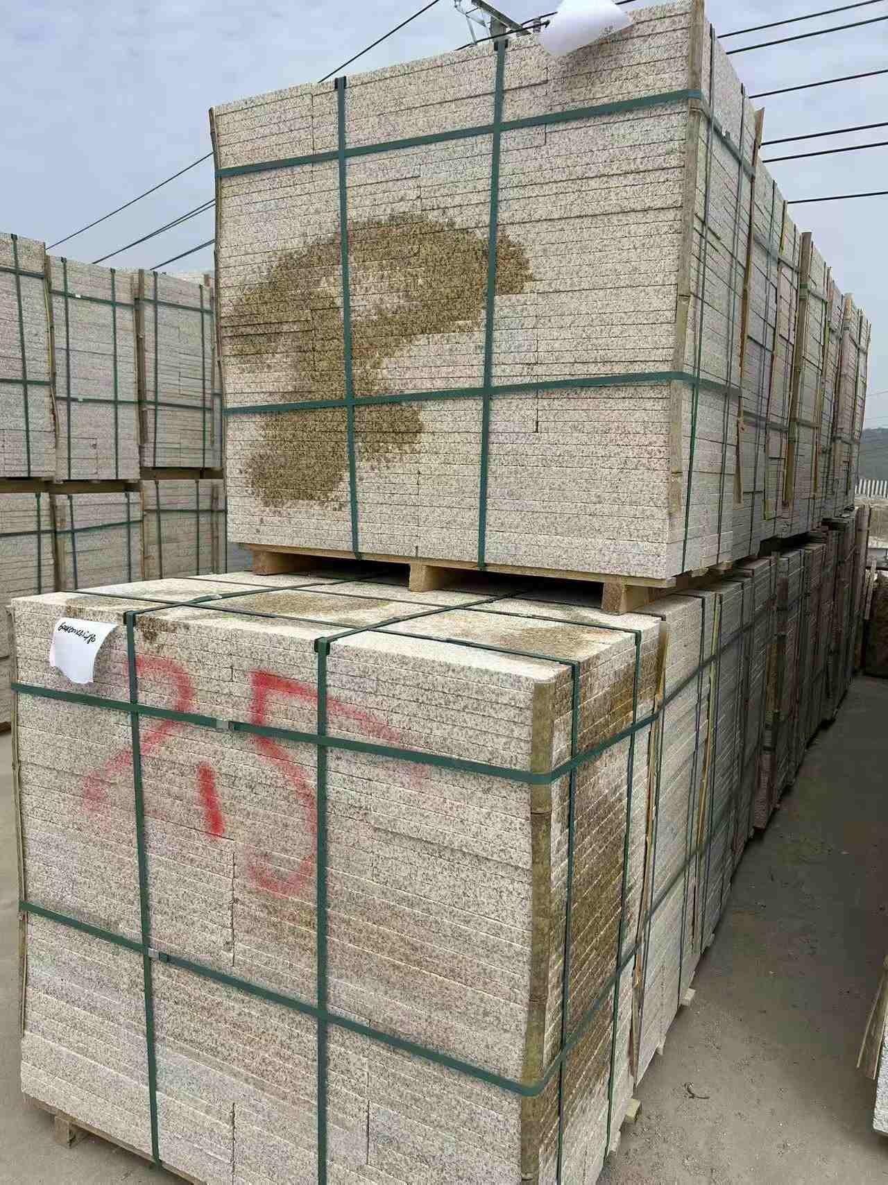 鹤岗 黄金麻花岗岩石材荔枝面地铺石2.5*300*600