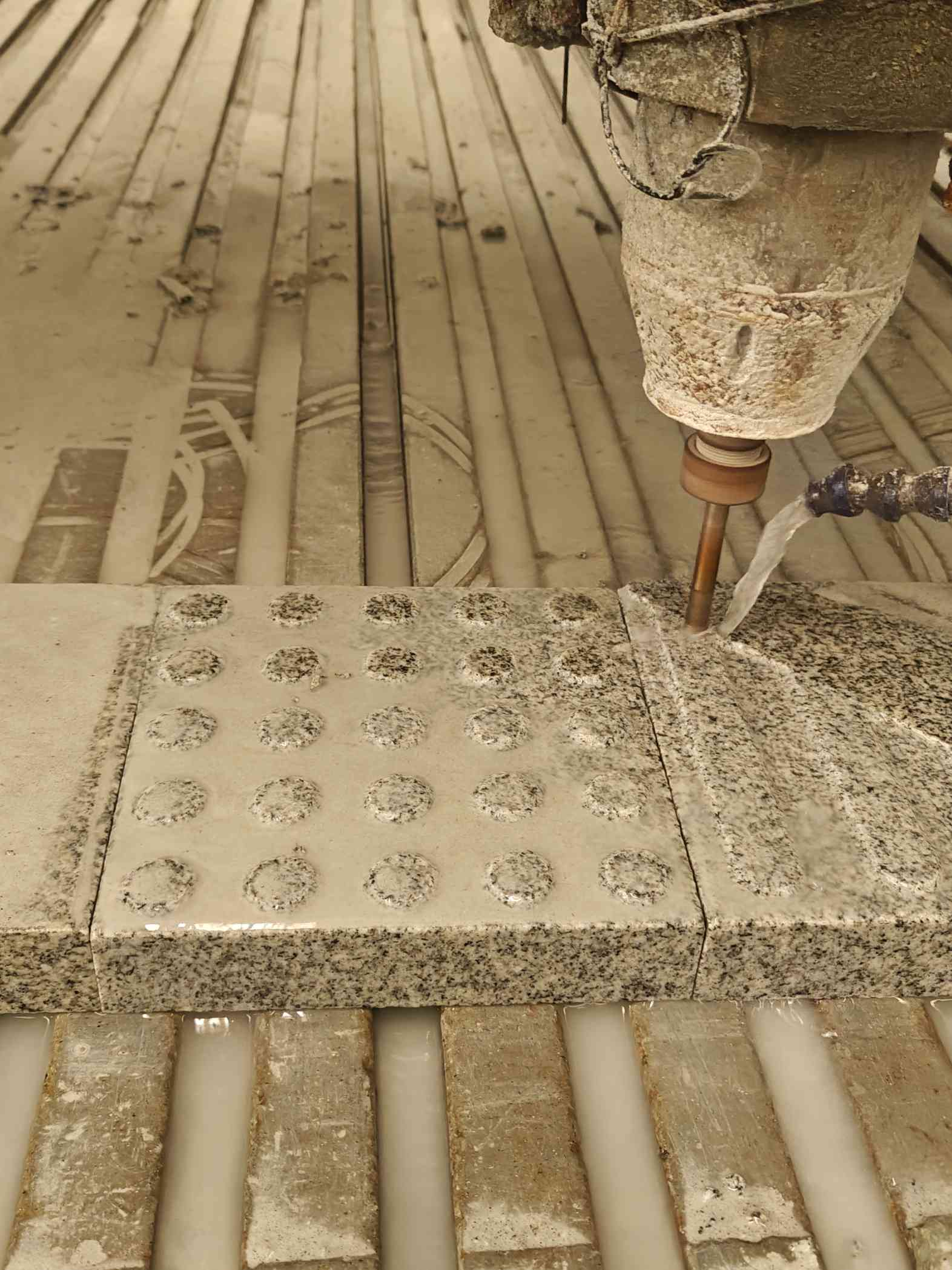 鹤岗 芝麻白花岗岩石材盲人石、盲道石、盲点石