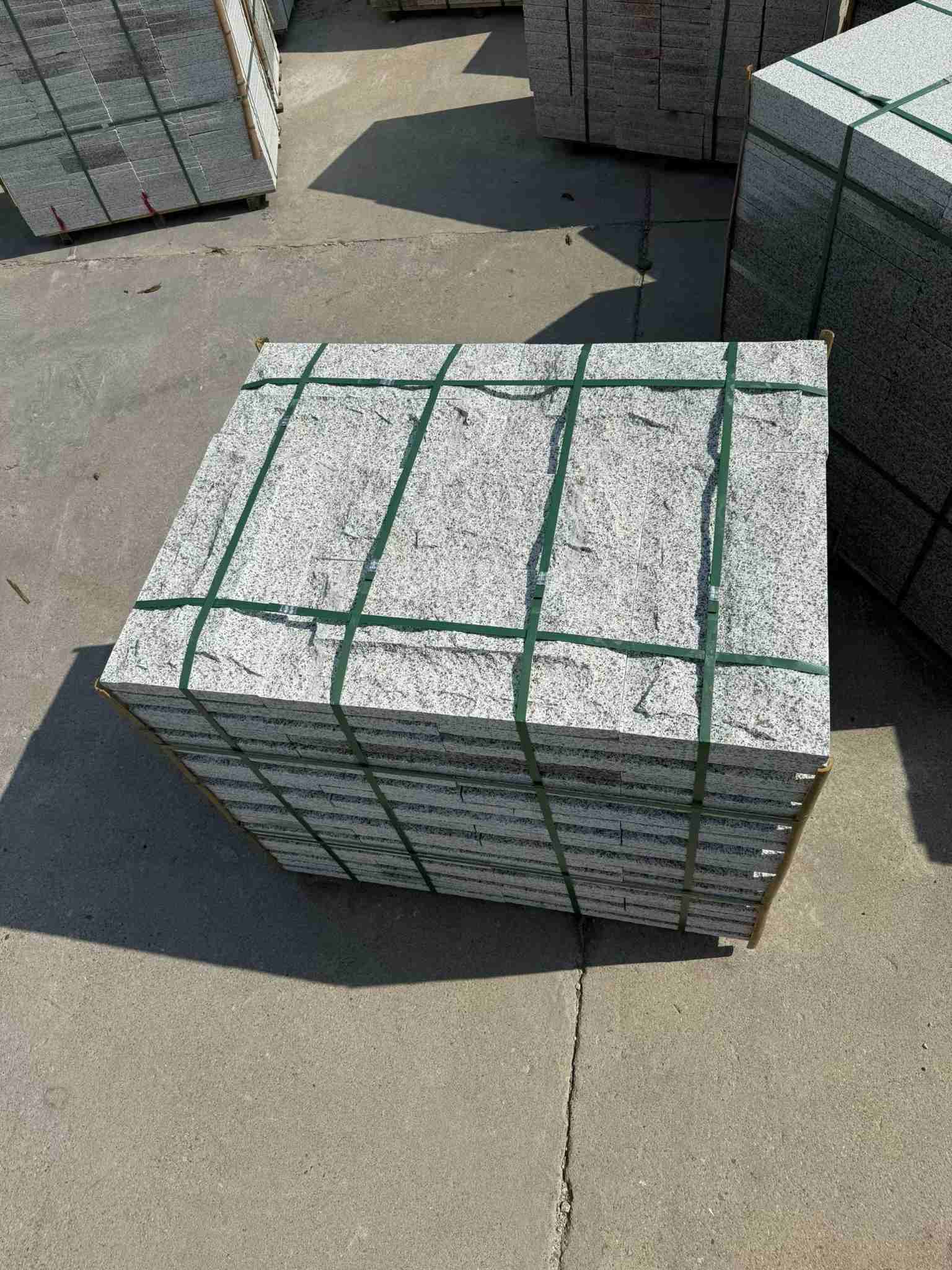 鹤岗 白麻花岗岩石材自然面蘑菇石成品