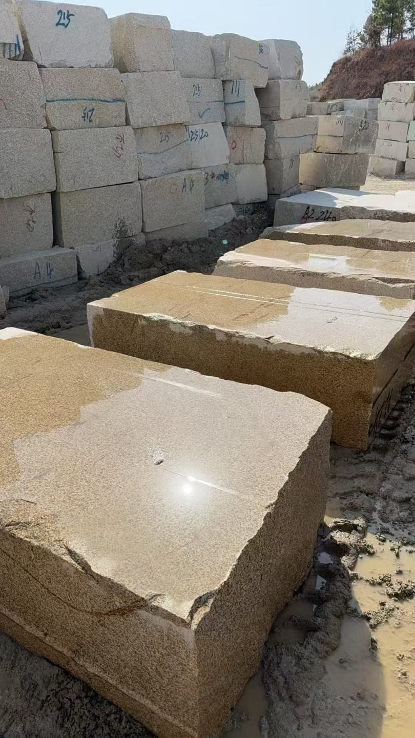 鹤岗 黄金麻方料堆场洗料分选中，原材料充足