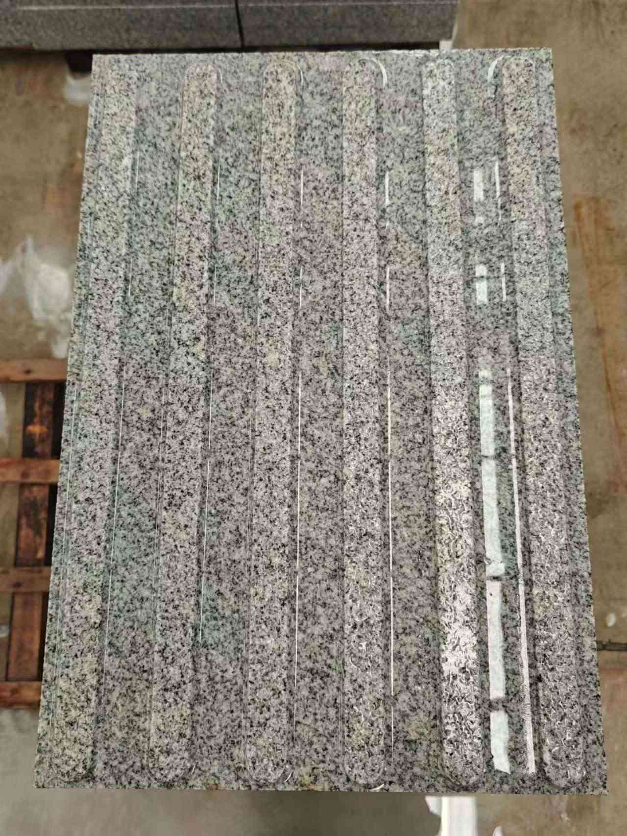 鹤岗 芝麻白花岗岩荔枝面雕刻盲道，盲条