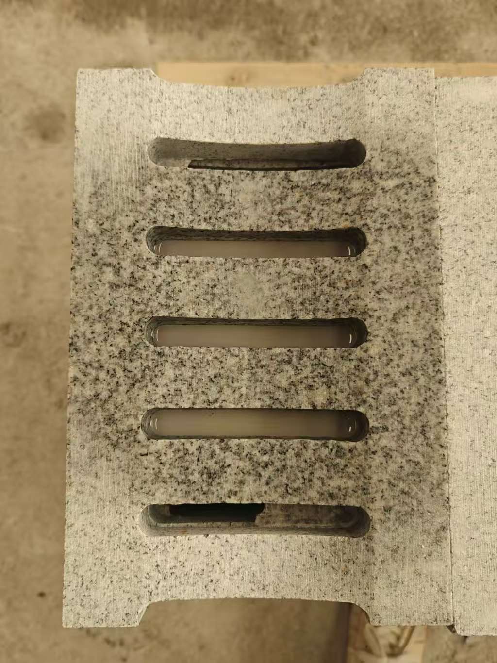 鹤岗 芝麻白拉丝面花岗岩U型开槽排水槽