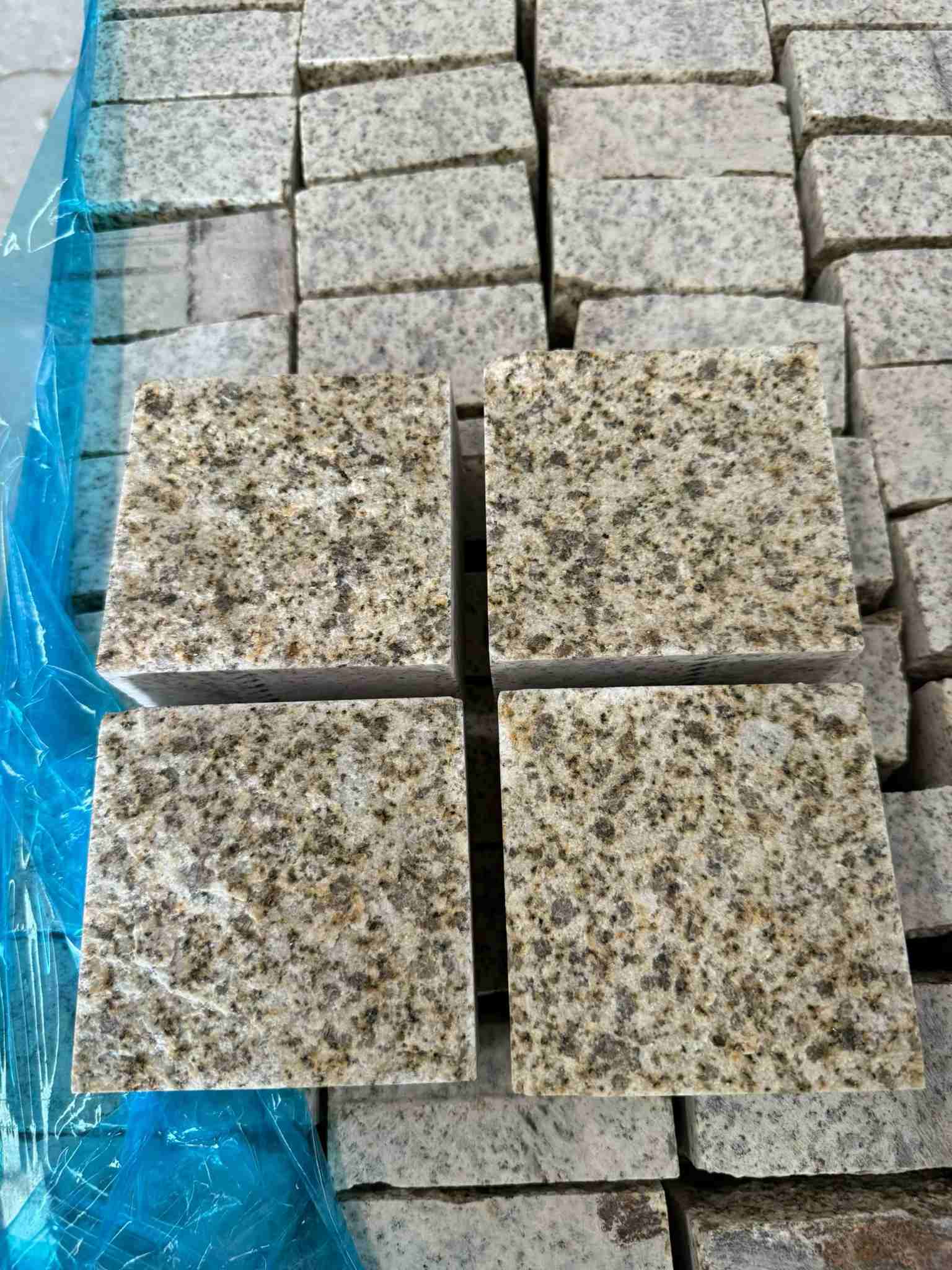 鹤岗 黄金麻花岗岩自然面小方块，弹石，马蹄石等