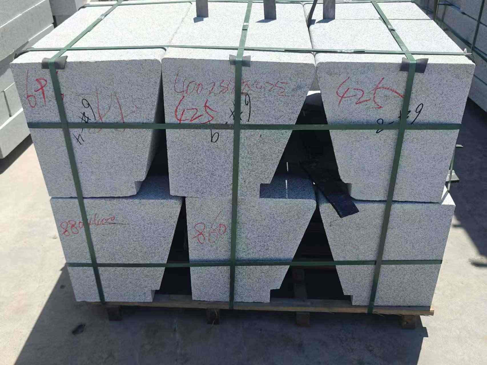 鹤岗 芝麻白异形坐凳，石凳