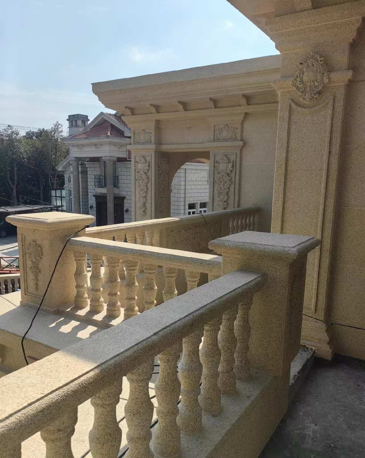 鹤岗 黄金麻别墅外墙干挂雕花配合阳台栏杆花瓶柱