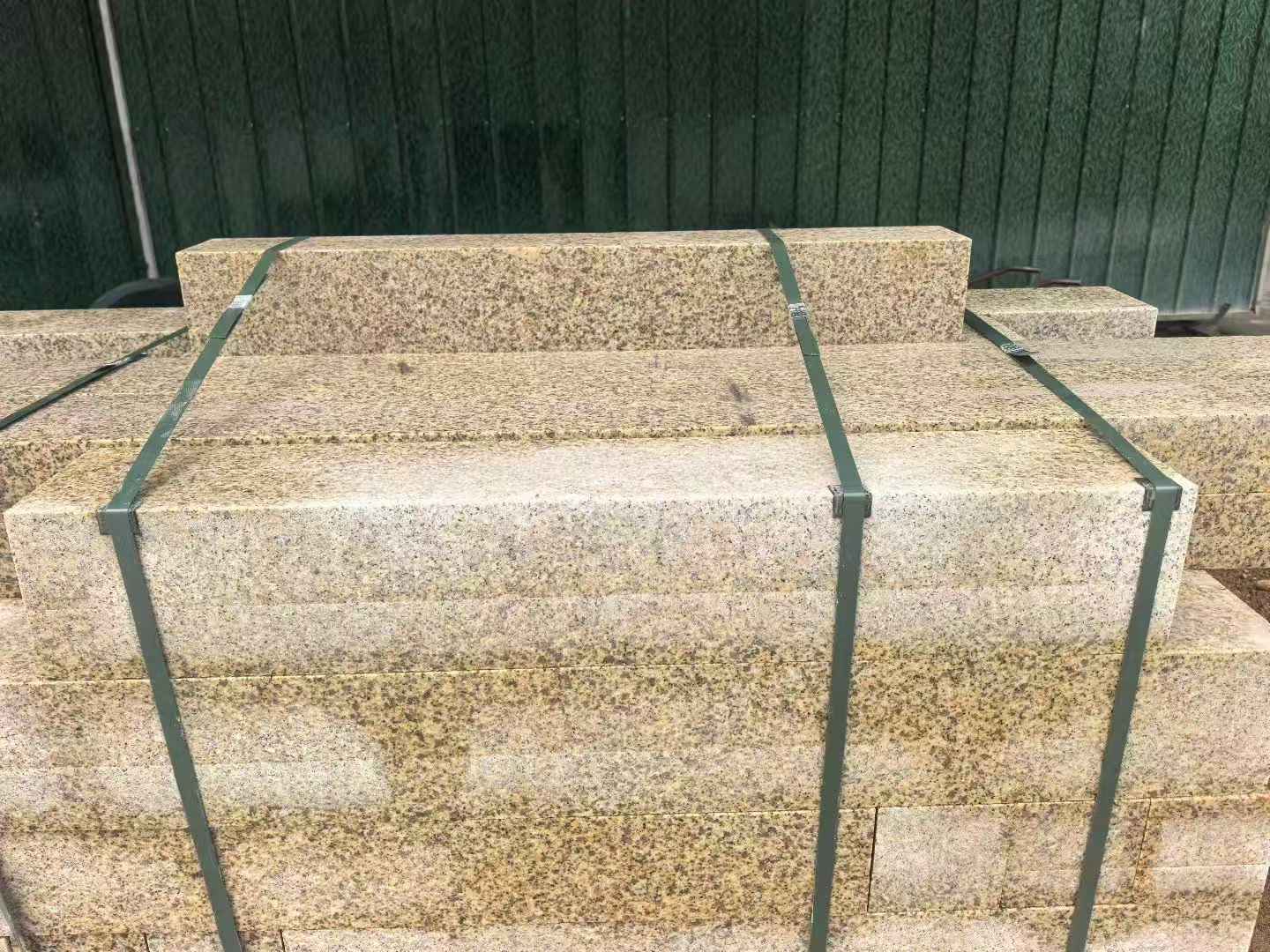 鹤岗 黄金麻花岗岩石材机切面栏杆料半成品