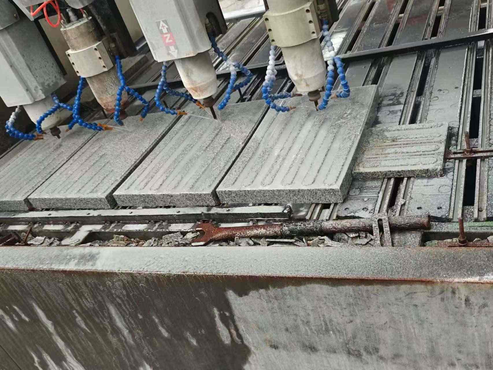 鹤岗 芝麻白花岗岩荔枝面盲道雕刻