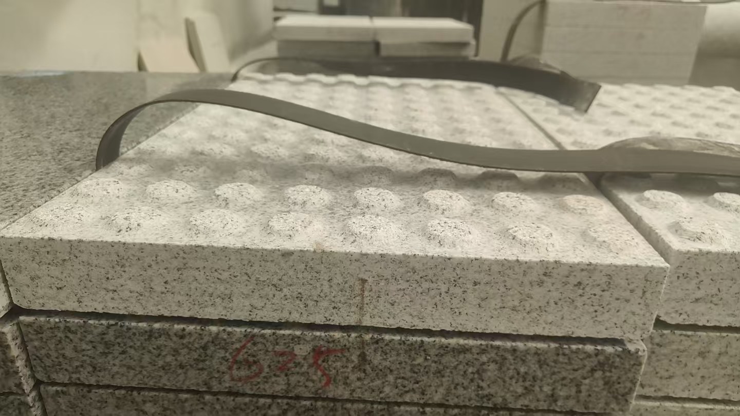 鹤岗 芝麻白花岗岩6.0公分荔枝面五轴加工雕刻盲点