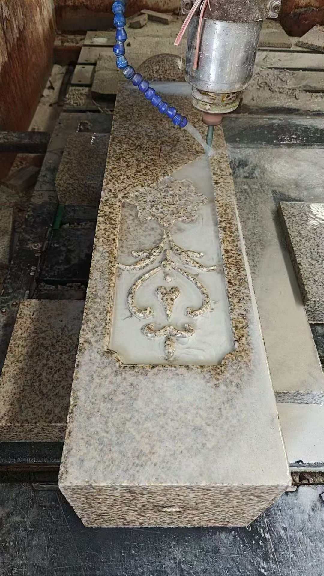 鹤岗 黄金麻花岗岩异形加工雕刻栏杆大柱