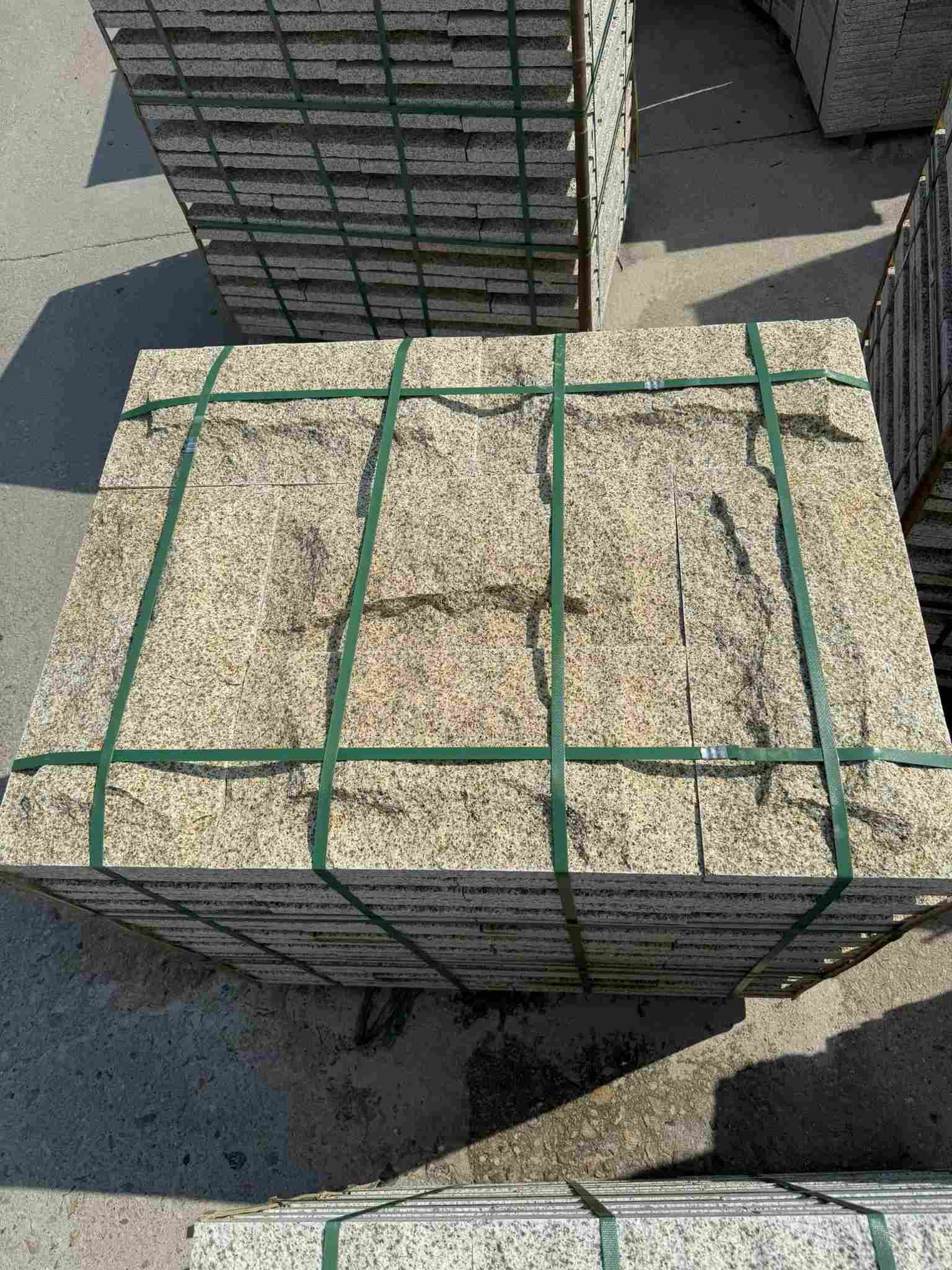 鹤岗 黄金麻花岗岩石材自然面蘑菇石成品