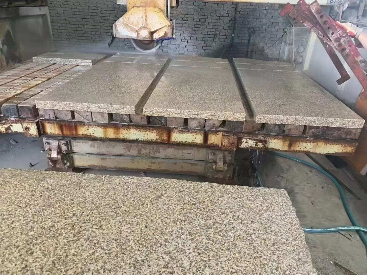 鹤岗 黄金麻荔枝面成品板加工