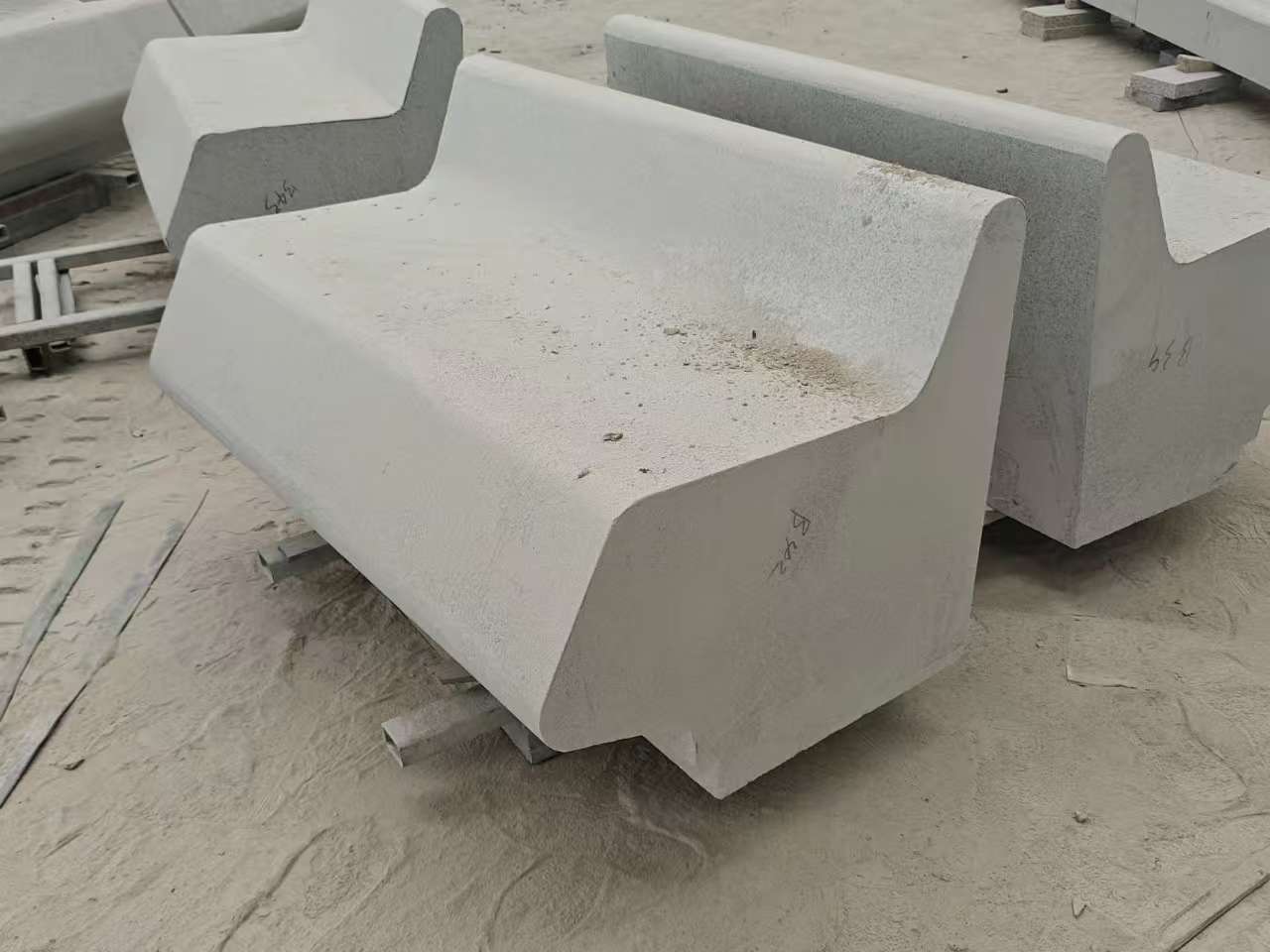 鹤岗 芝麻白花岗岩异形坐凳，石凳