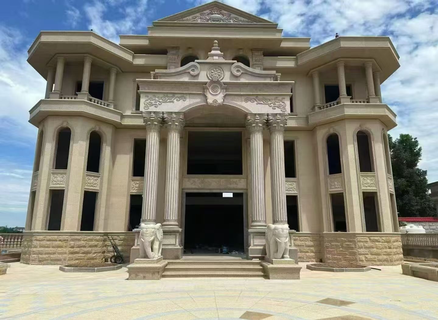 鹤岗 黄金麻别墅外墙干挂，大柱，大象，蘑菇石，雕花板