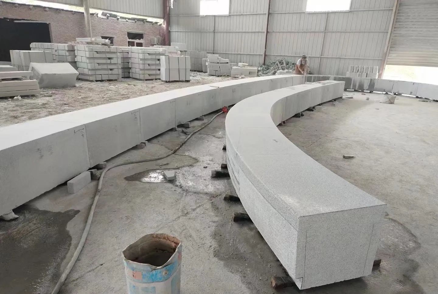 鹤岗芝麻白花岗岩石板材 园林光面弧形坐凳