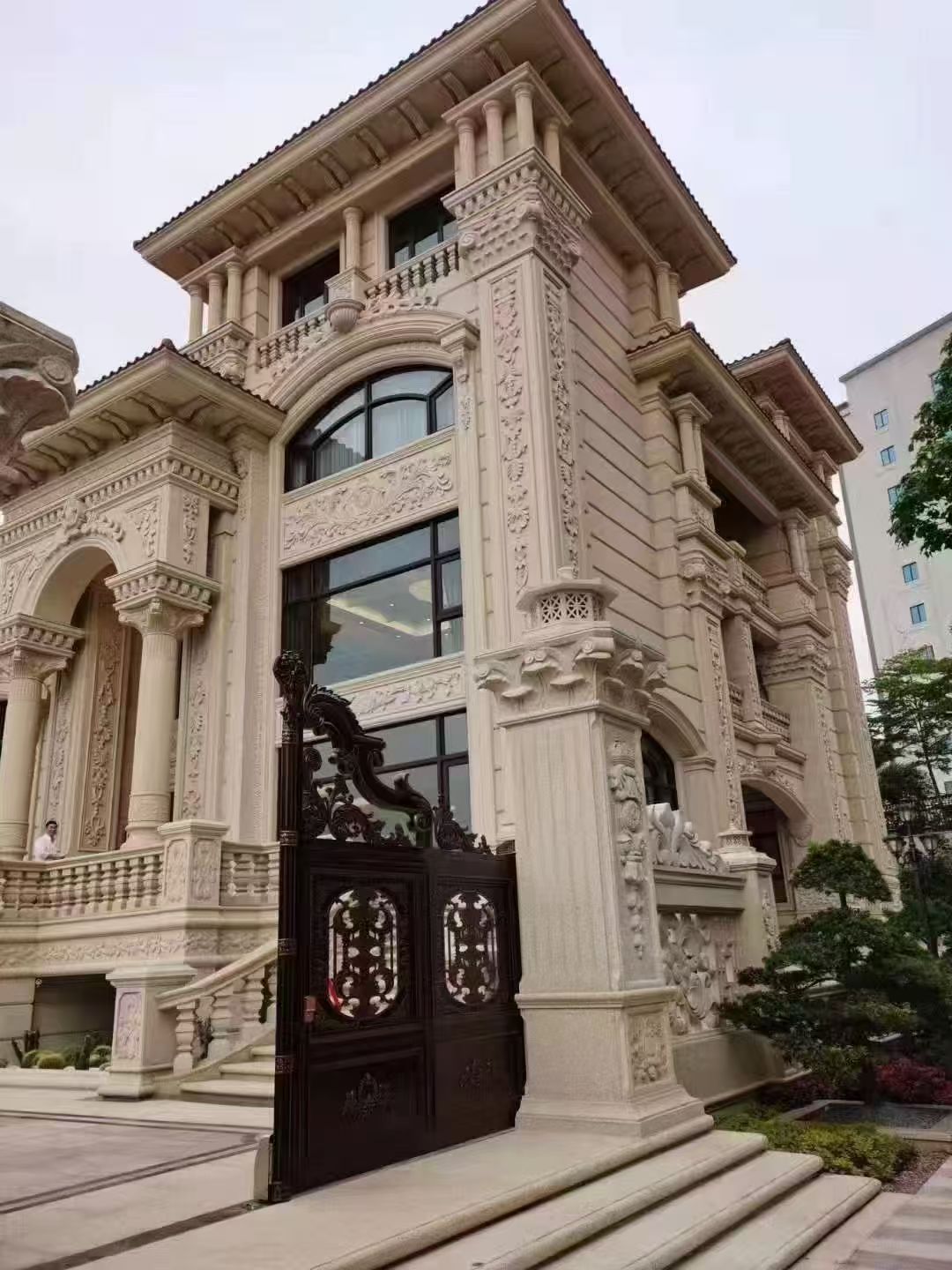 鹤岗 黄金麻花岗岩别墅外墙干挂效果展示