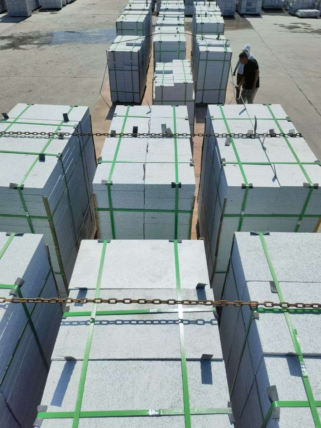 鹤岗 芝麻白花岗岩5公分地铺石 花岗岩厂家工厂装车日常